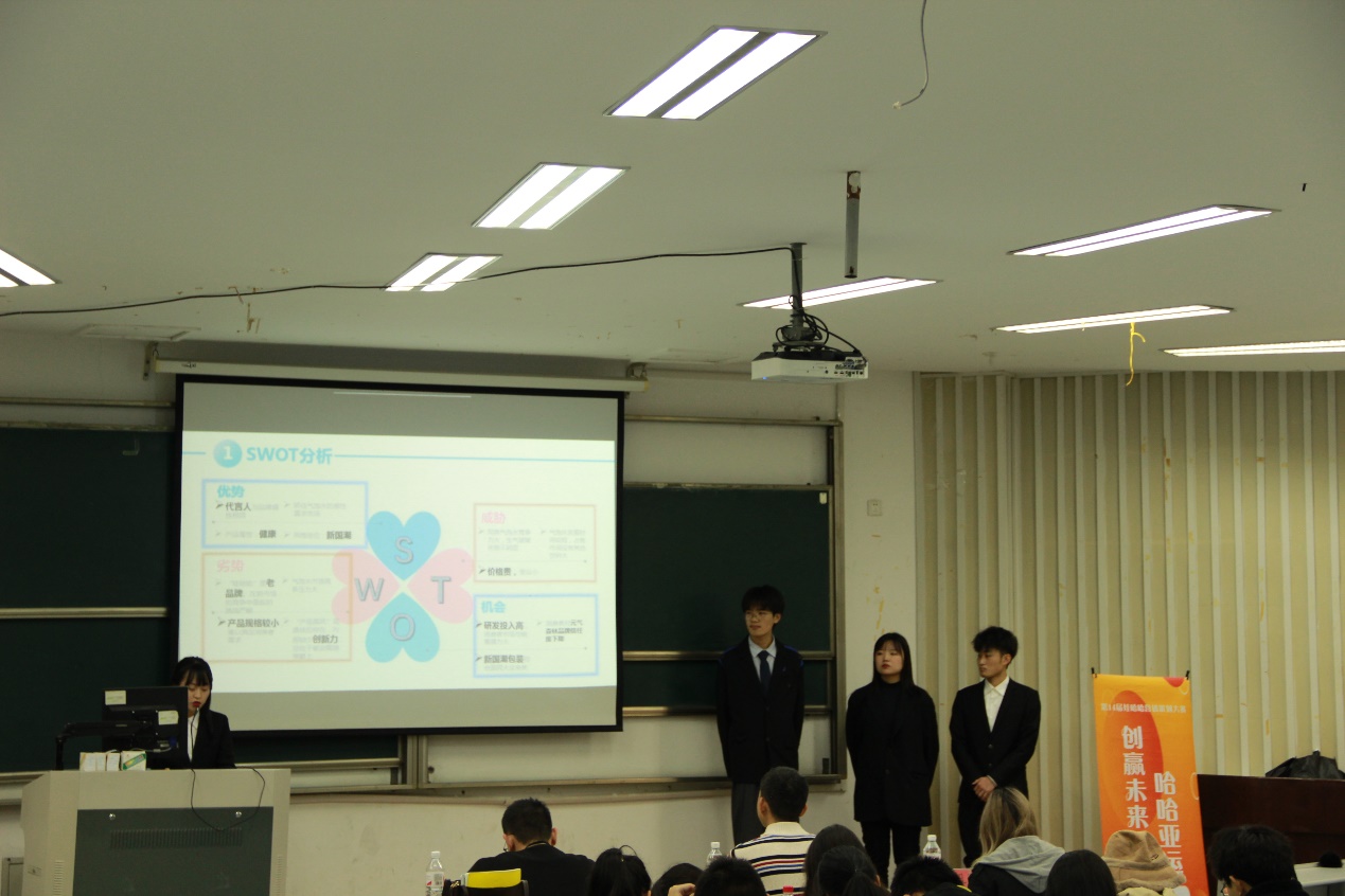 会议室里的人们描述已自动生成